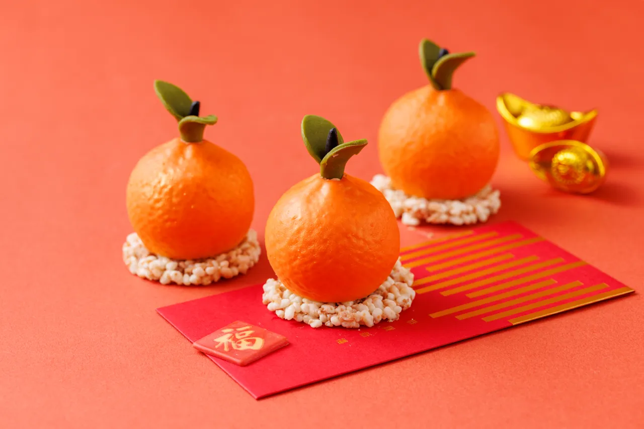 討喜的「旺來橘祥（橘子）」(售價240元)大吉大利的橘子外型則以鳳梨慕斯結合香甜橘瓣與橘子醬。JR東日本大飯店台北提供