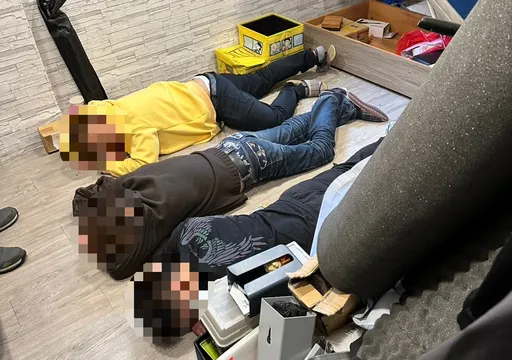 板橋民宅成喪屍煙毒分裝場　刺青師藏槍在音響！霹靂小組攻堅逮5人