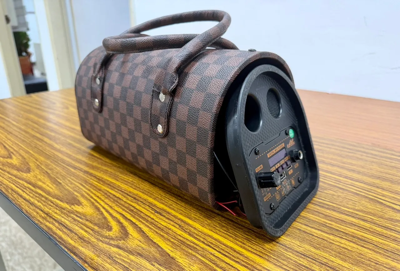 張男把槍枝藏在音響內。翻攝畫面