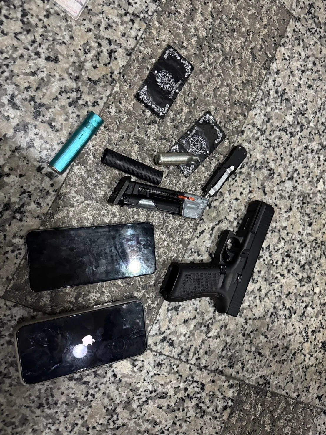 員警在李嫌身上搜出空氣槍。翻攝畫面