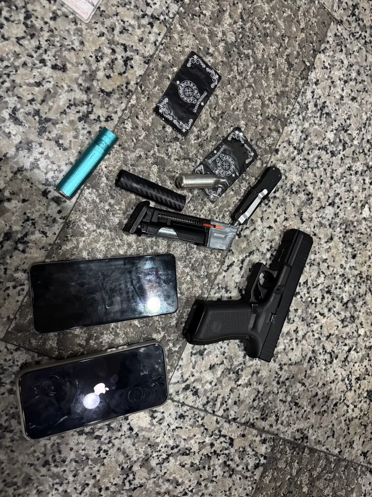 員警在李嫌身上搜出空氣槍。翻攝畫面