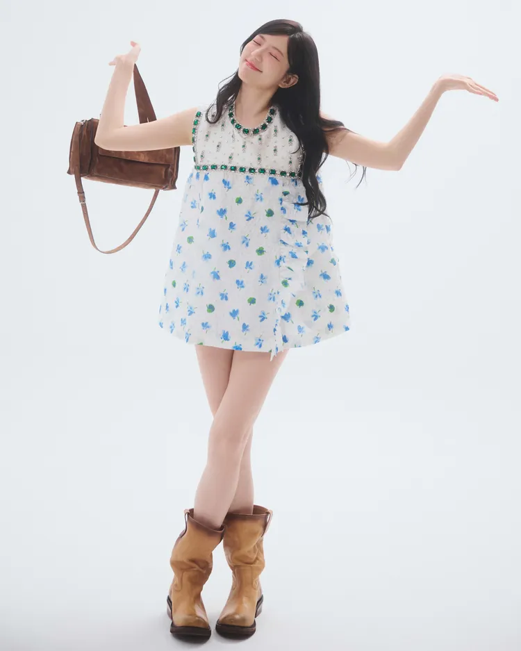 郭雪芙穿著MIU MIU造型裝飾洋裝，並搭配UTILITAIRE麂皮購物包、小牛皮短靴。《MilkX》Taiwan提供