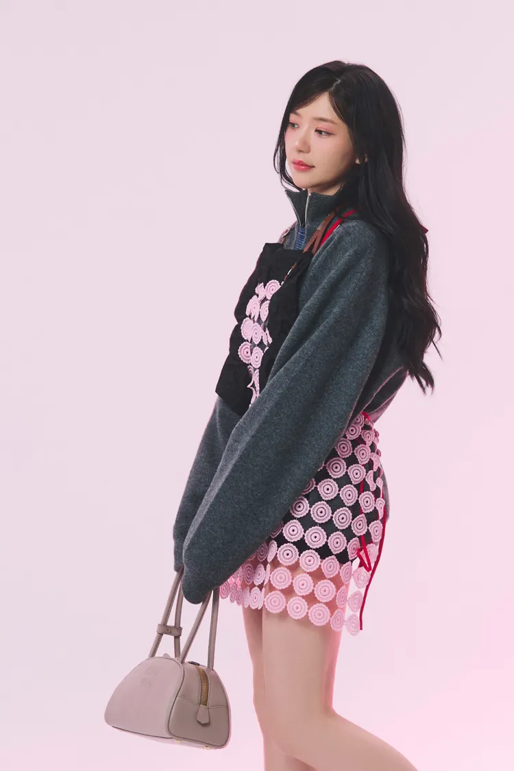 郭雪芙穿著MIU MIU花卉裝飾圍裙、條紋長袖上衣、拉鍊針織毛衣、BEAU皮革手袋。《MilkX》Taiwan提供