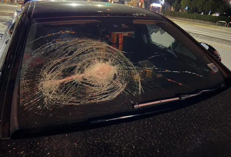 賓士車6面車窗都被砸毀。民眾提供