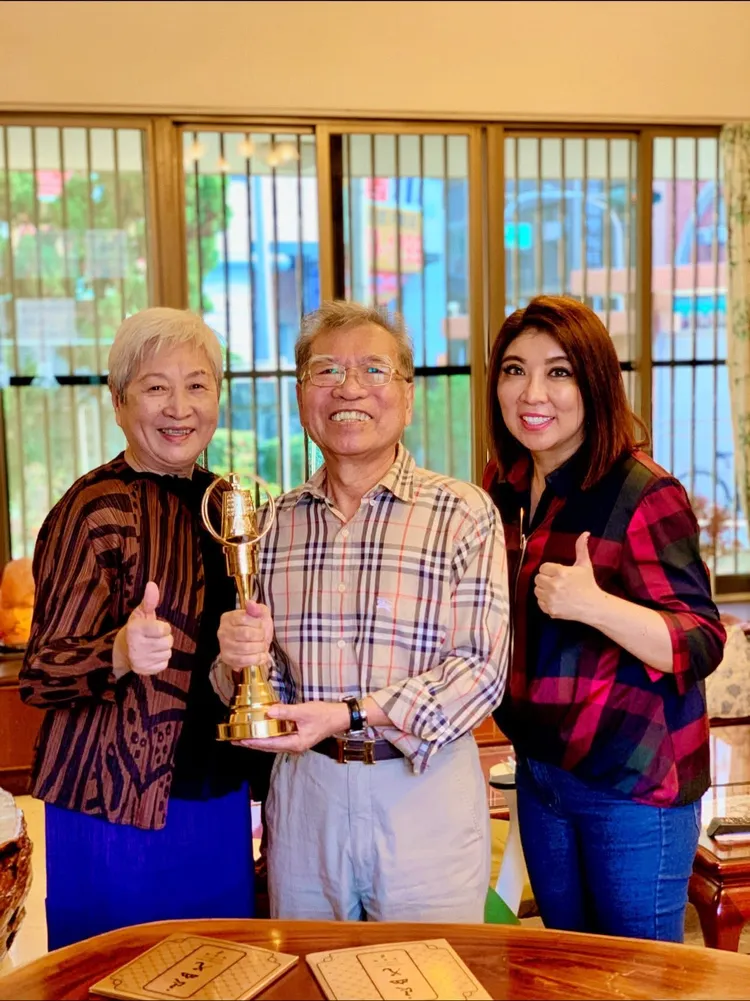 陳思安（右）父母先後離世z。摘自臉書