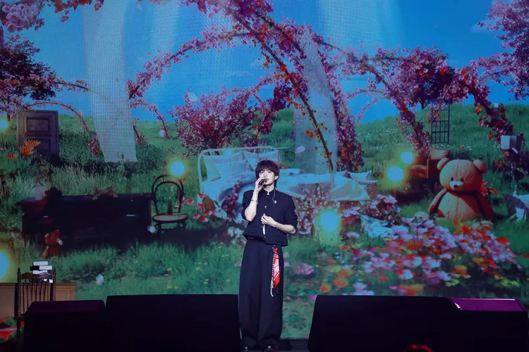 岡旻被粉絲應援感動泛淚。網銀國際影視提供