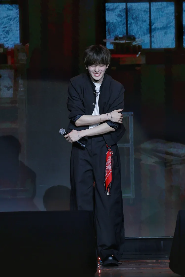 岡旻隔空擁抱粉絲。網銀國際影視提供