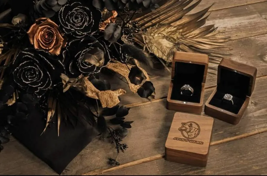 2人婚戒。翻攝夏宇童臉書