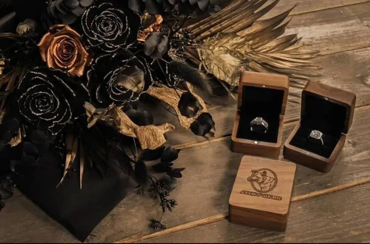 2人婚戒。翻攝夏宇童臉書