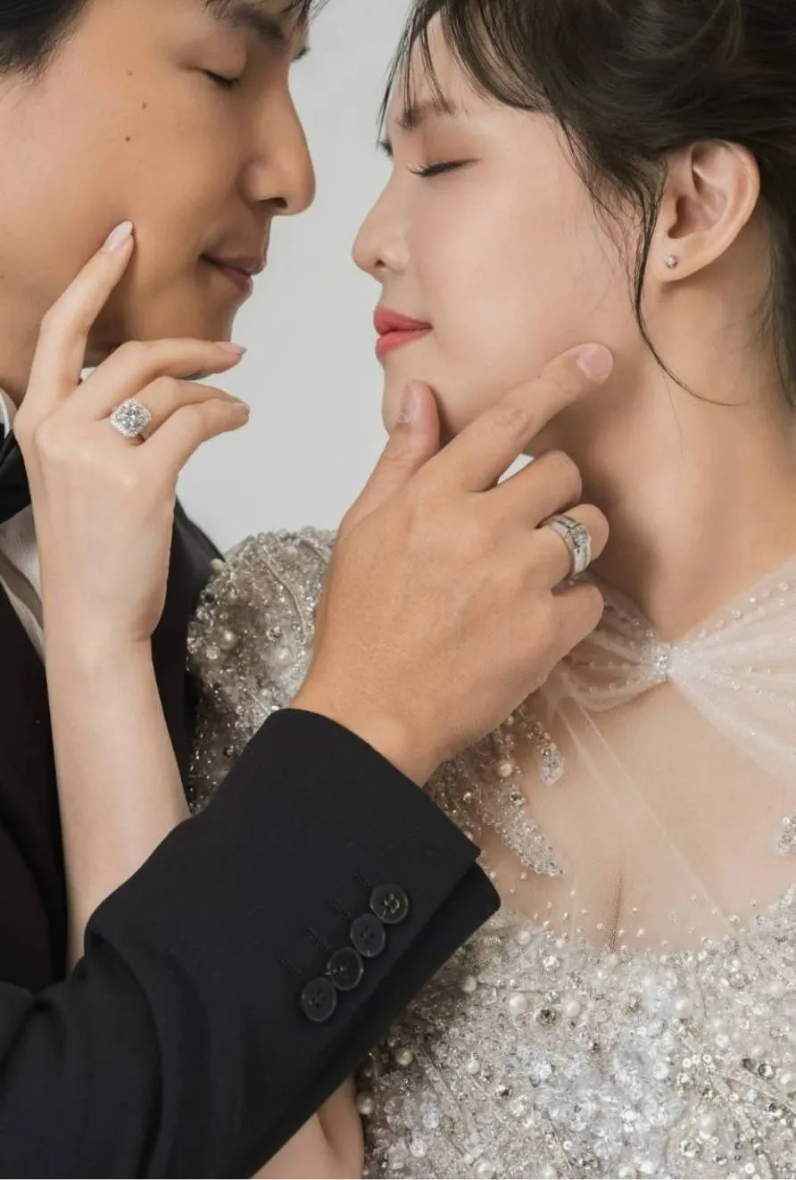 孫協志（左）和夏宇童曝光婚戒。翻攝夏宇童臉書