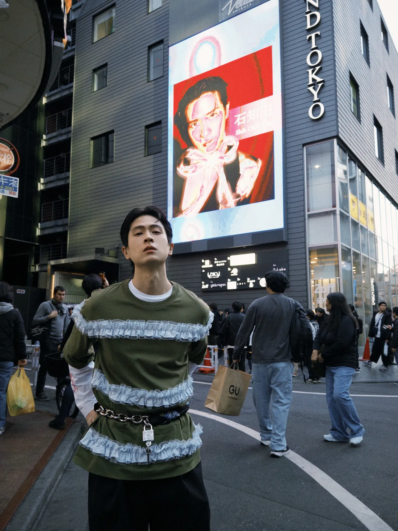 石知田於澀谷街頭與知田巨型看板合影。百澤娛樂提供