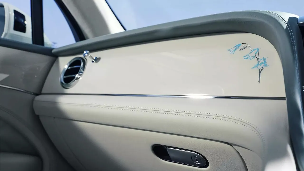 限定款內裝採用淺色皮革搭配精細對比縫線與刺繡元素，配合專屬飾板與香氛系統，強化乘坐舒適性與品味感受。原廠照片