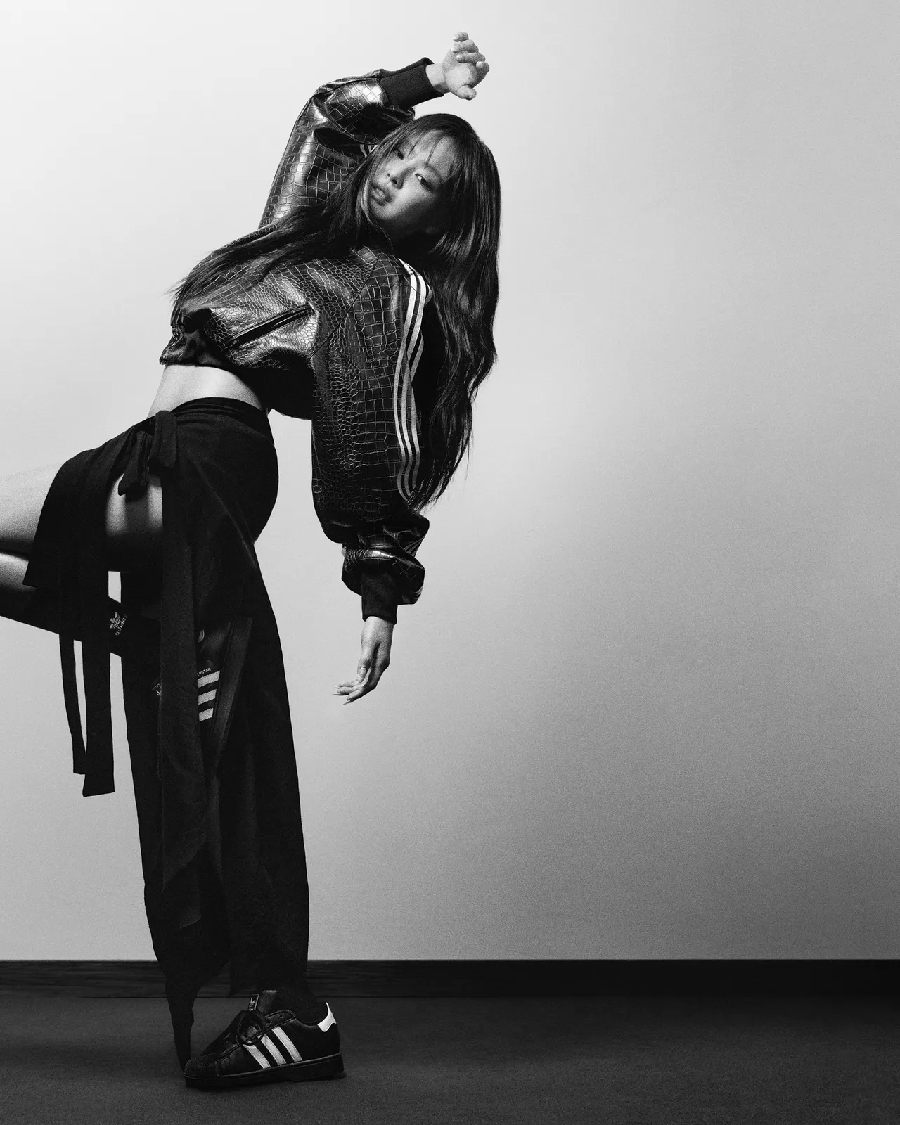 Jennie拍攝adidas Originals形象廣告。品牌提供