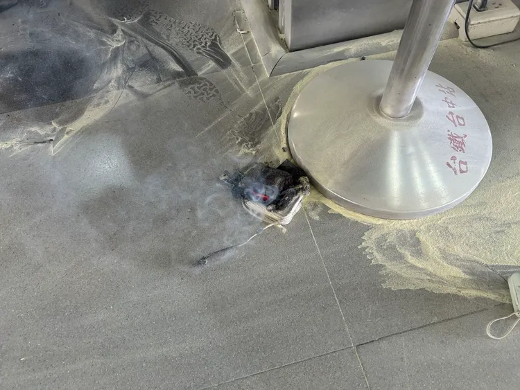 張姓旅客出站時在剪票口發現背包內行動電源自燃。民眾提供