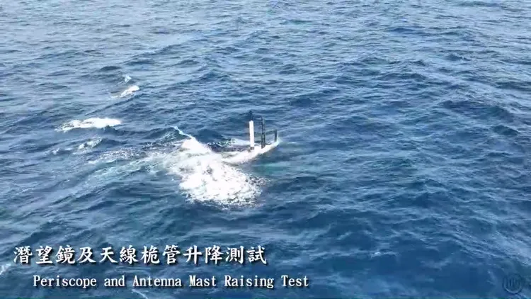 台灣首艘自製潛艦「海鯤軍艦」淺水潛航測試全紀錄。台船提供