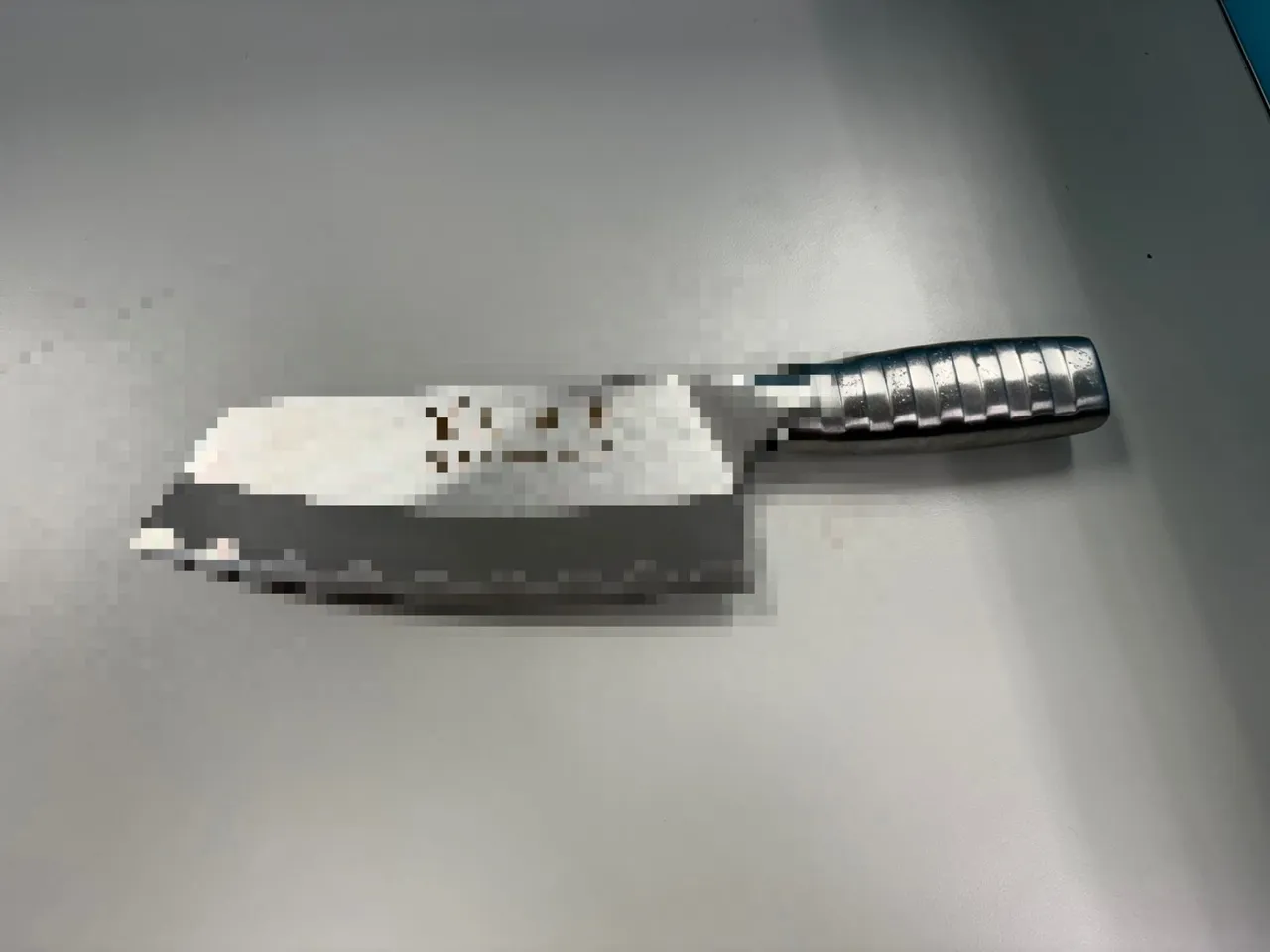 翁男持五金行購買的菜刀砍人。翻攝畫面