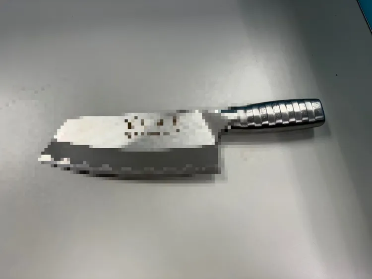 翁男持五金行購買的菜刀砍人。翻攝畫面