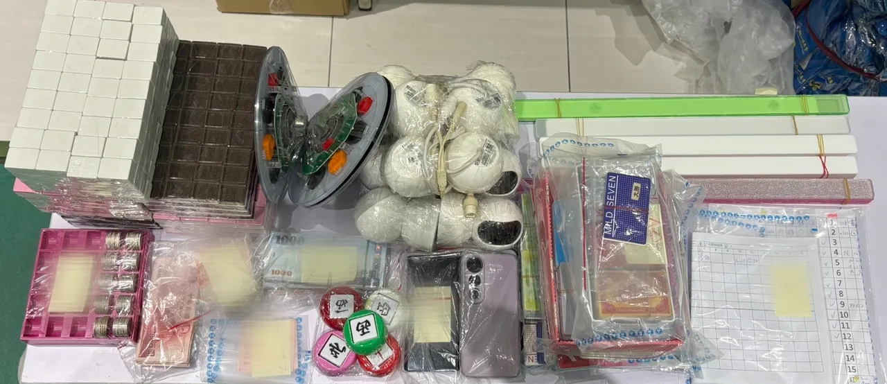 警方查獲麻將等證物。翻攝畫面