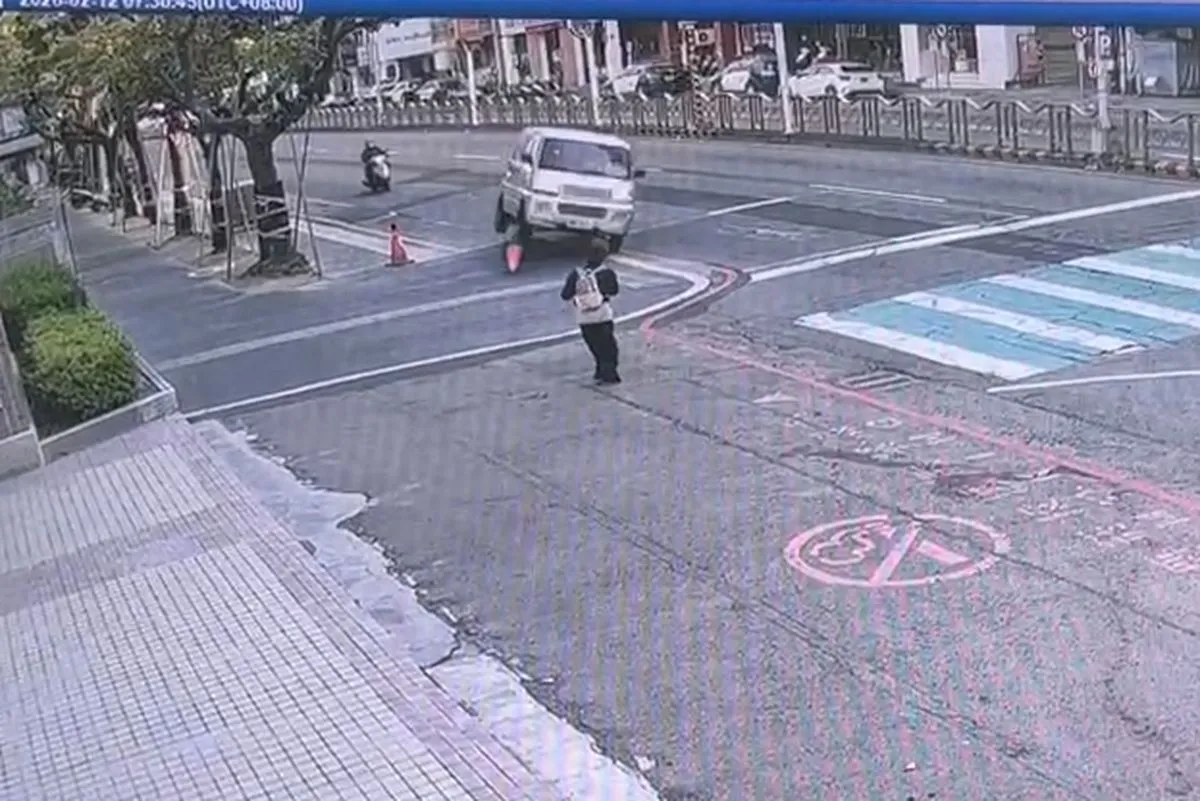 廖姓職員站在校門口，廂型車朝他衝撞。民眾提供