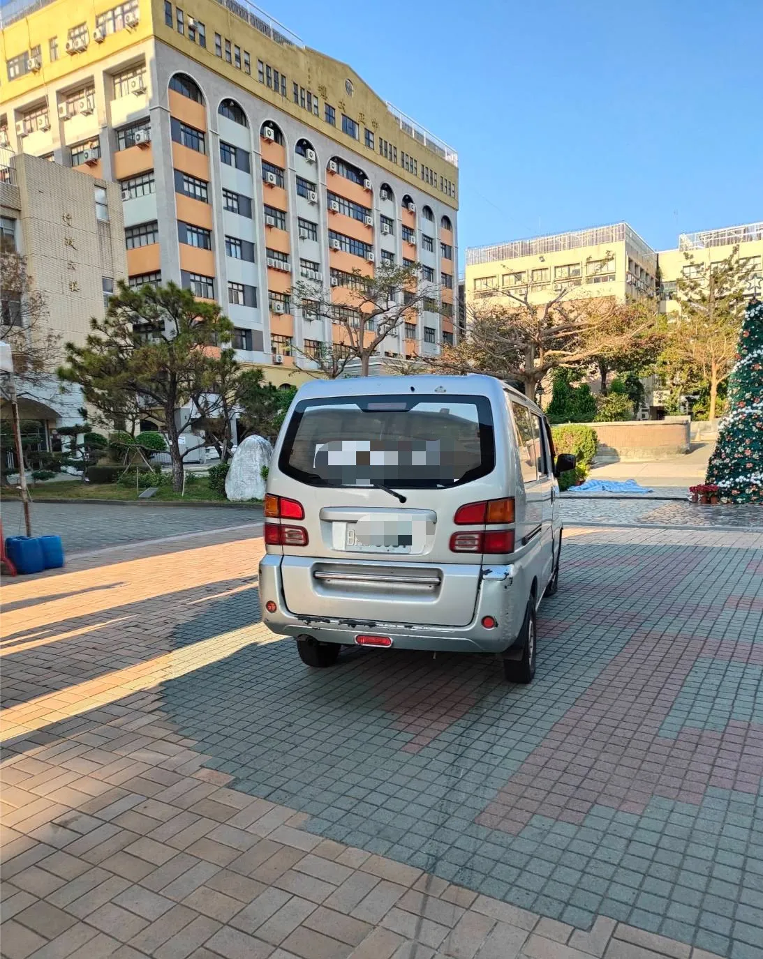 肇事廂型車衝進台中科大校園內。民眾提供