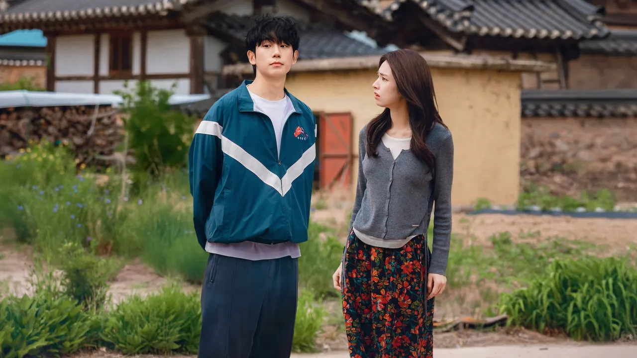 丁海寅（左）、賀營在《我的荒糖戀愛》飾演初戀。Netflix提供