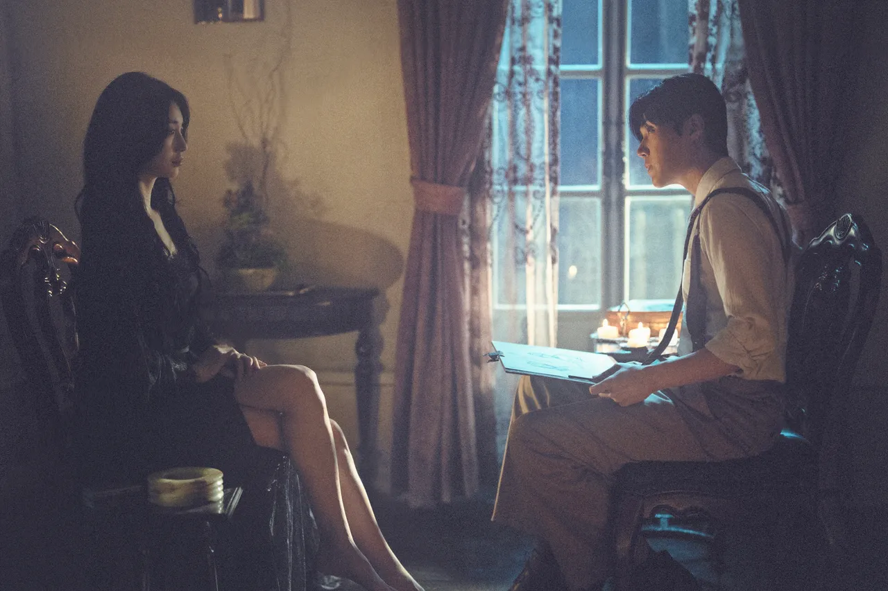 金宣虎（右）、秀智2度搭檔，合作《魅惑》。Disney+提供