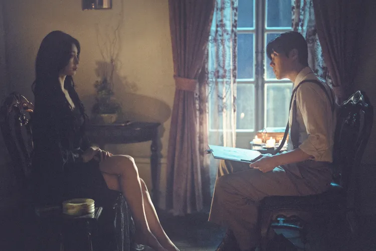 金宣虎（右）、秀智2度搭檔，合作《魅惑》。Disney+提供