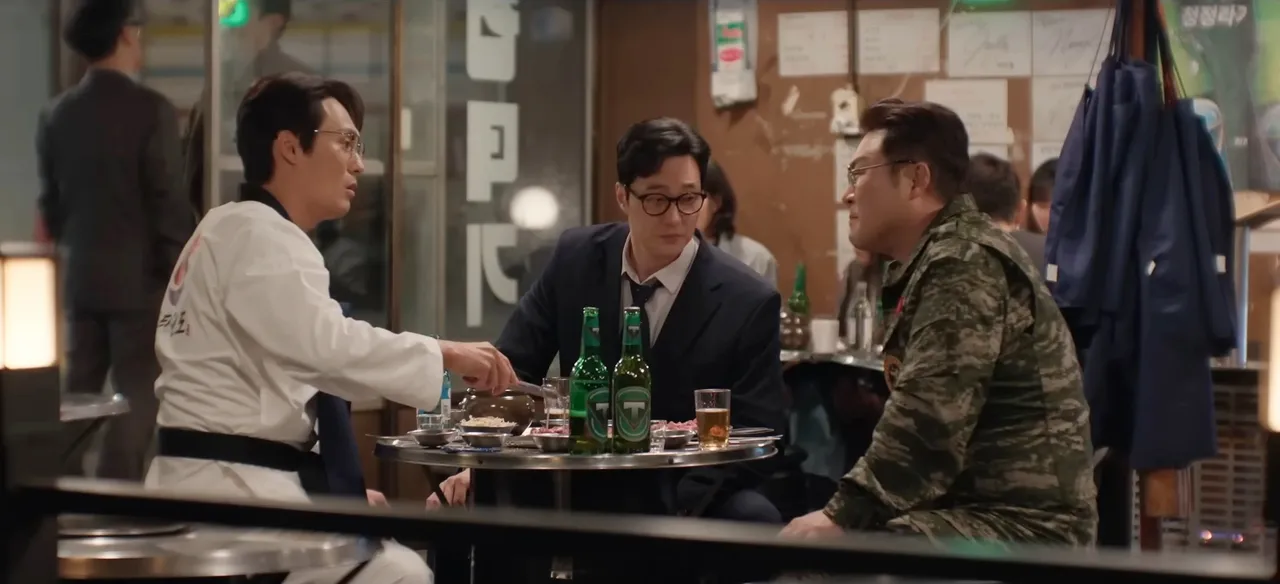 崔大勳（左起）、蘇志燮、尹敬浩在《金部長》飾演曾是秘密要員的父親。翻攝YouTube