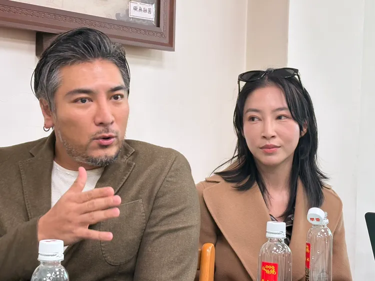 羅平（左）喜歡帶女兒到不同國家旅遊。王思穎攝