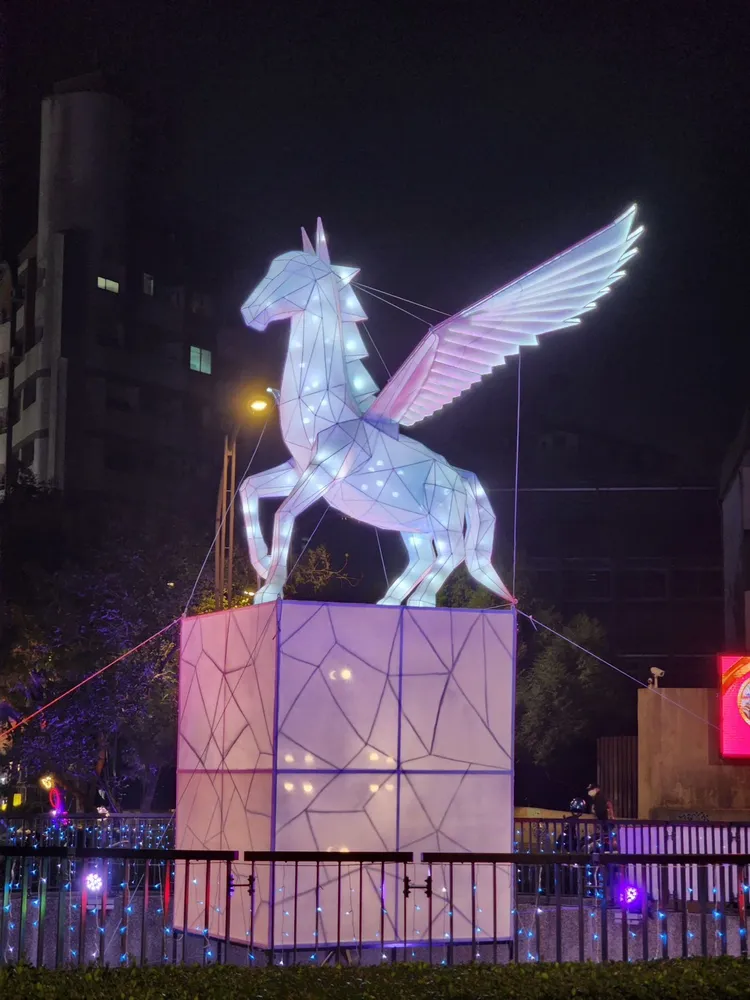 葫蘆墩圳燈區則以「水岸飛馬・幸福葫蘆墩」為主題。市府提供