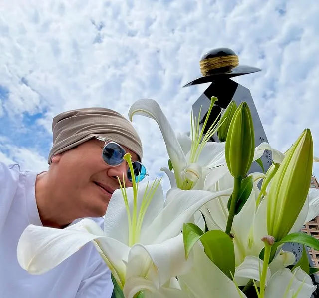 鎧塚俊彥時常到愛妻墳前陪伴。翻攝鎧塚俊彥IG