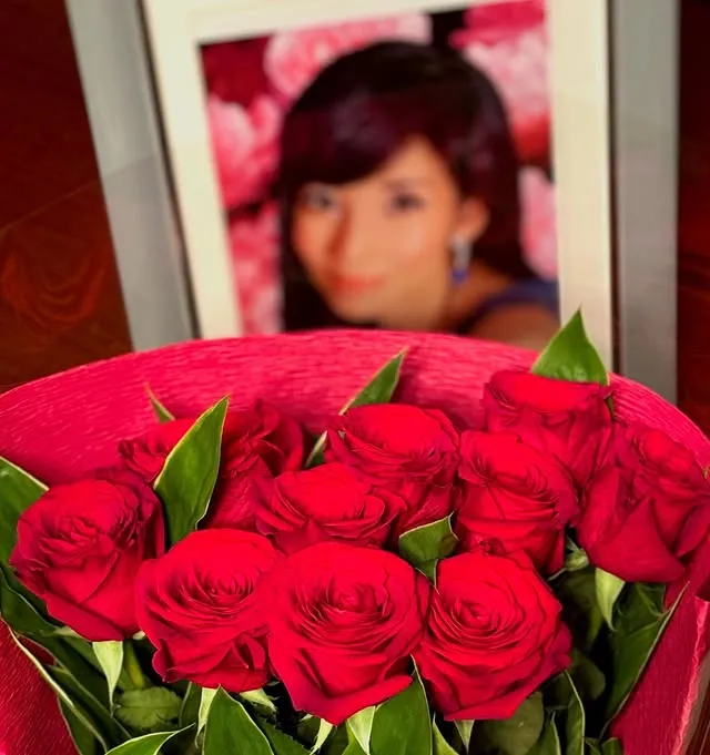 去年川島直美10周年忌日，鎧塚俊彥送上10朵玫瑰，表達永遠的感謝。翻攝鎧塚俊彥IG