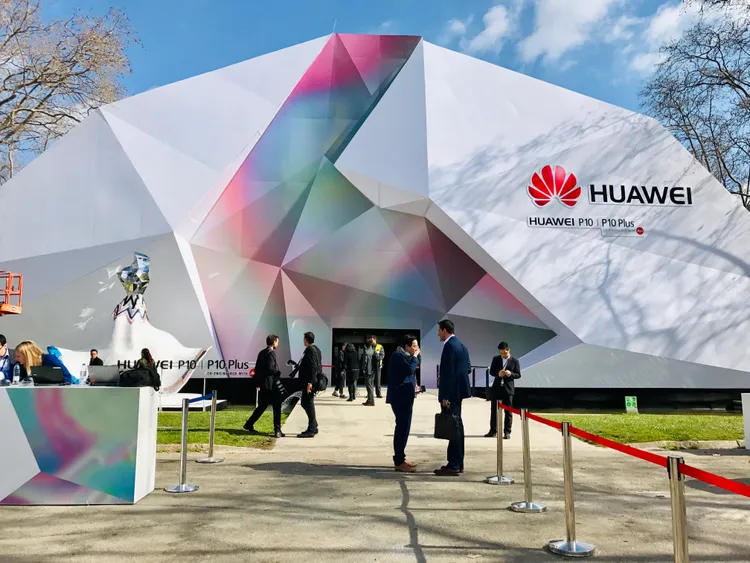 MWC展場歷年吸引各大品牌設置大型展示館，聚焦新機發表、通訊技術與創新應用，成為全球行動產業年度重要交流平台。趙筱文攝