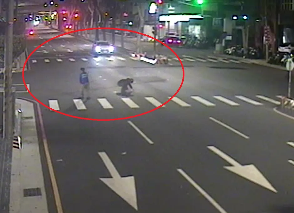 民眾撿拾散落路面的千元鈔。民眾提供