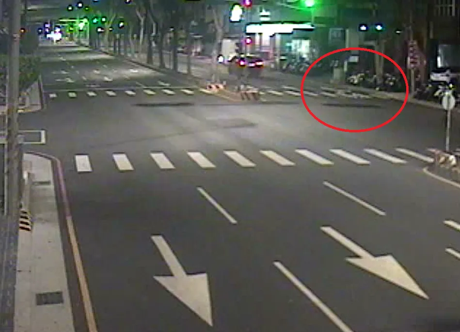 大量紙鈔散落路面隨風四散。民眾提供