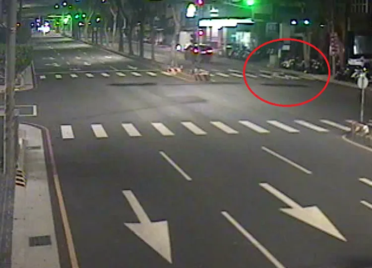 大量紙鈔散落路面隨風四散。民眾提供