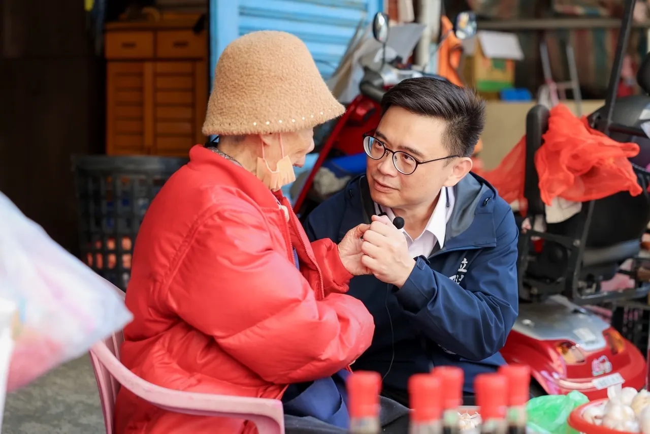 賴瑞隆持續勤走基層。翻攝畫面