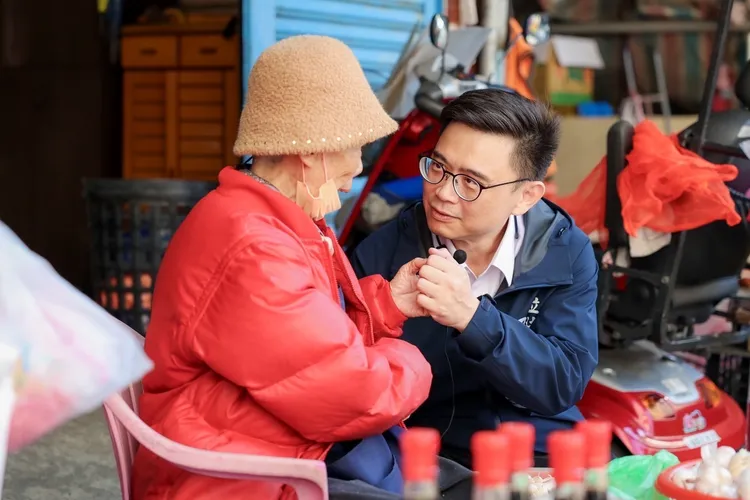 賴瑞隆持續勤走基層。翻攝畫面