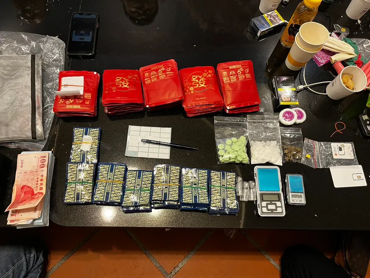 現場查扣毒品等證物。翻攝畫面