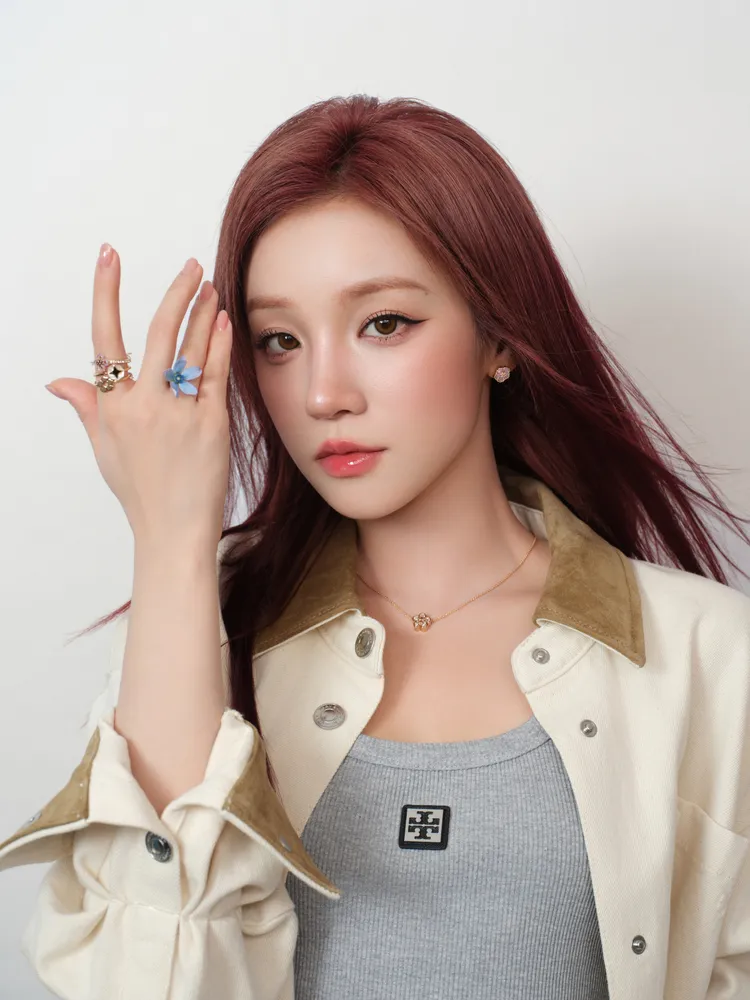 宋雨琦在率性美式風格中點綴了「勿忘我」花朵耳釘與密鑲項鍊。品牌提供