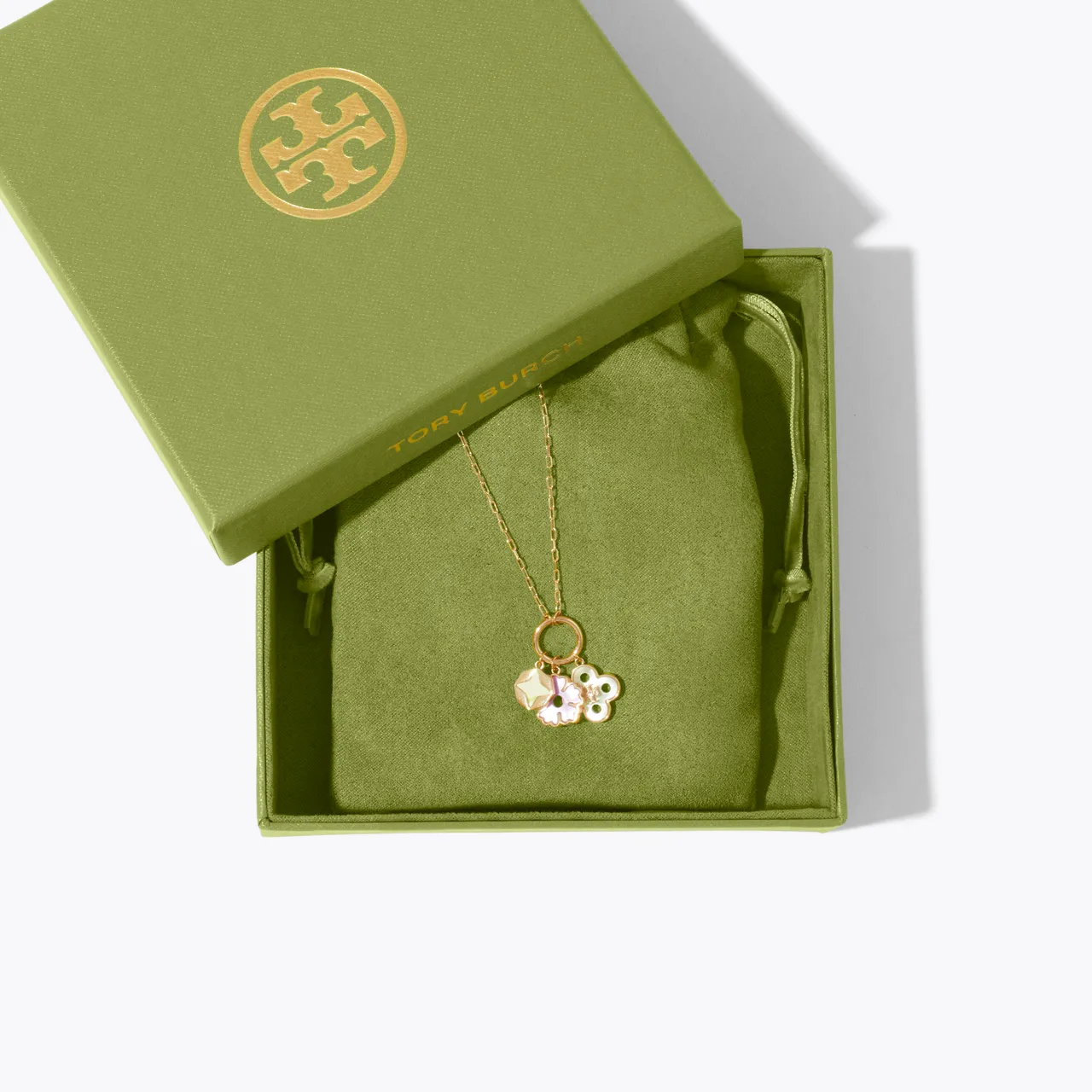 「FORGET ME NOT勿忘我」珠寶系列以花為語，捕捉花瓣初綻時的動人形態。品牌提供