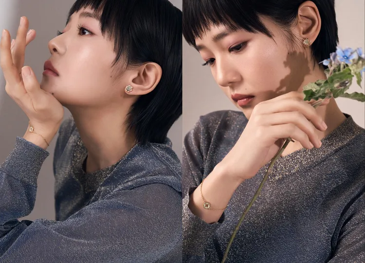 林廷憶以金屬感V領毛衣搭配「勿忘我」耳釘與手鍊。品牌提供