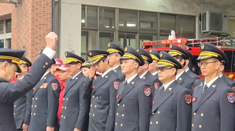 過程中現場同仁忍不住紅了眼眶。葉先鵬攝