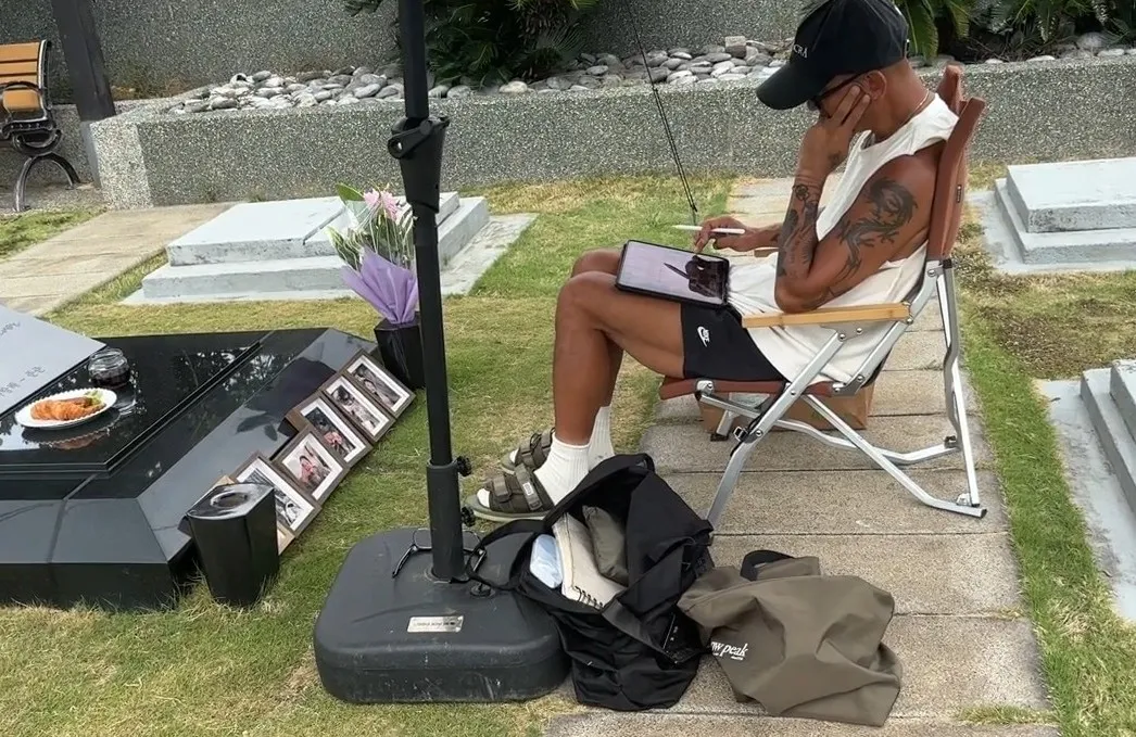 具俊曄多次被目擊守在大S墓園，擺出她的美照，安靜的陪著她，癡情讓人感動。翻攝小武帶你看世界AssetLover小紅書