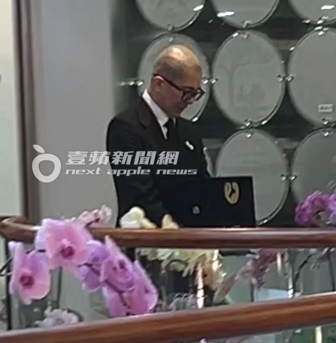 具俊曄捧著亡妻大S骨灰，送她最後一程。資料照片