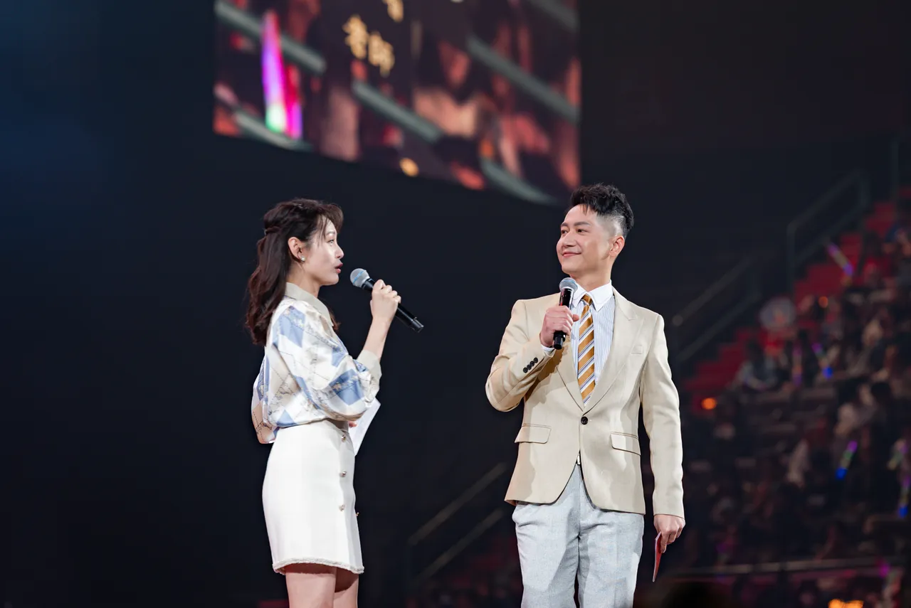 郭于中與陳酈亭搭檔暖場，炒熱小巨蛋現場氣氛。台視提供