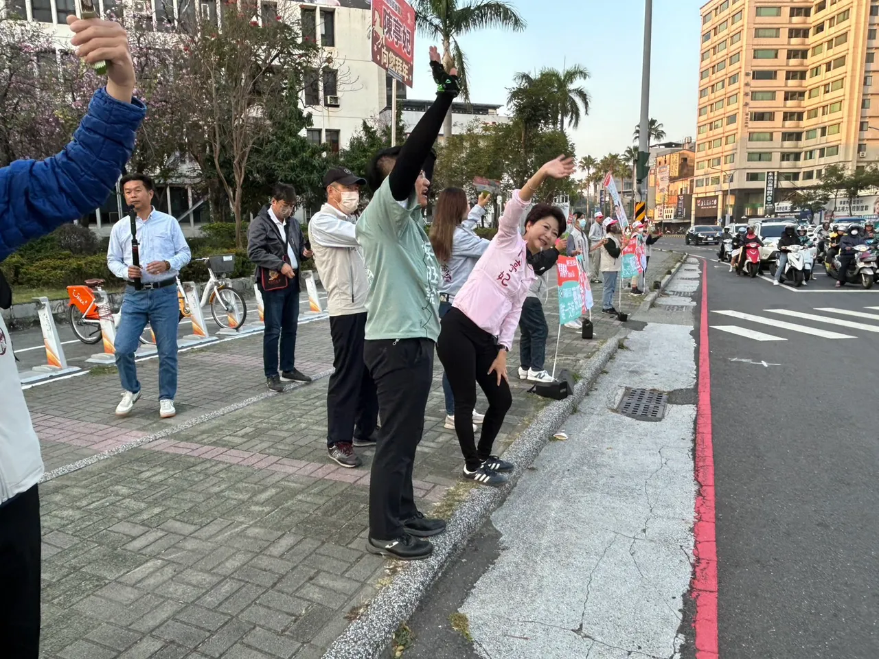 台南市長參選人陳亭妃23日清晨7時在東區林森路口向市民問候。翻攝畫面