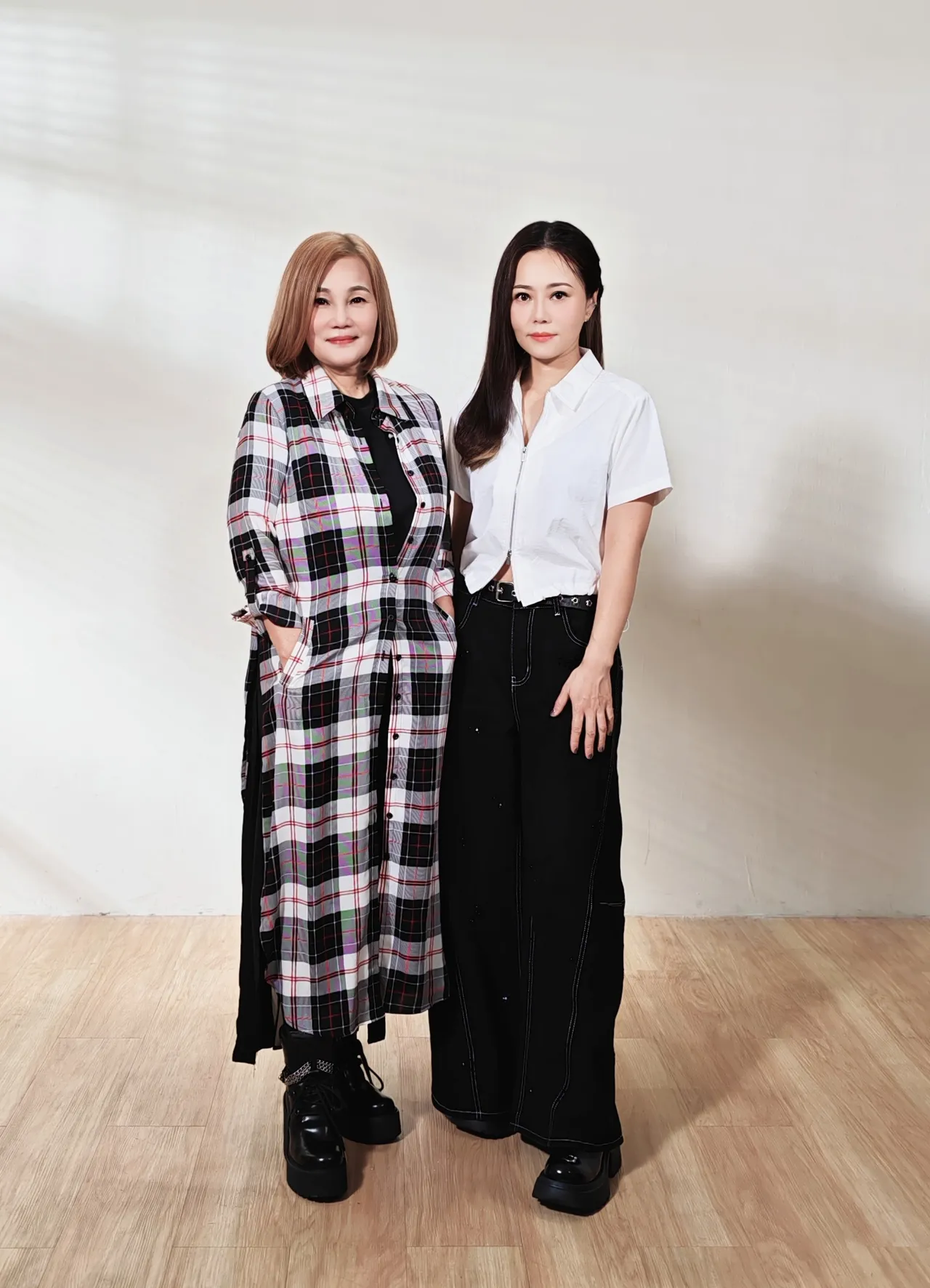 官靈芝（左）與女兒林沛蕎首度合拍廣告。獨一無二娛樂文化提供