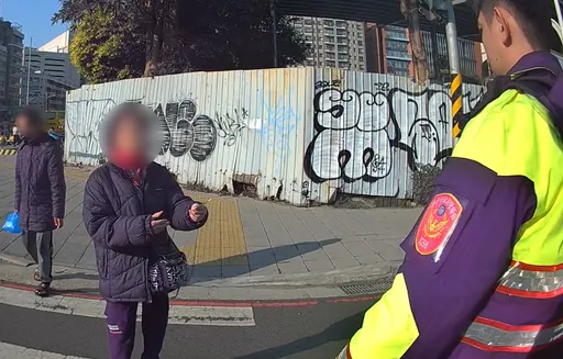 錯過客運班車竟衝路中攔警車求援　警方這樣解決