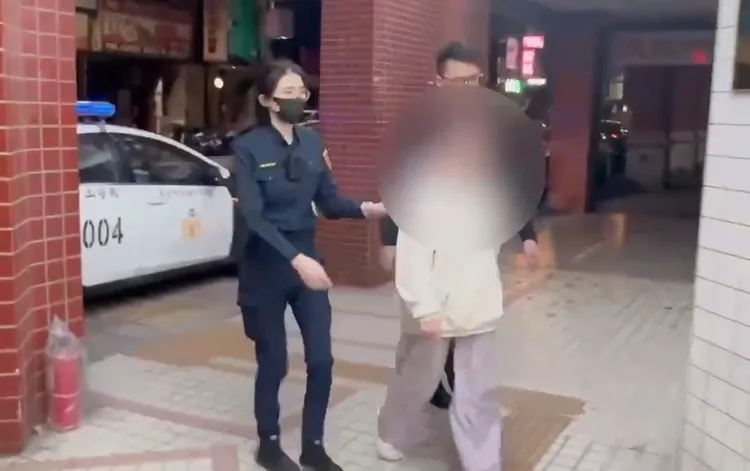 警方晚間將涉案的周女帶到案。翻攝畫面